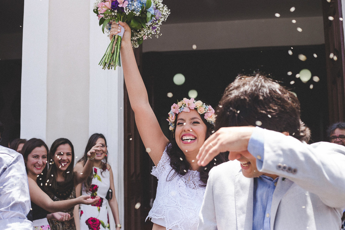 chuva de arroz nos noivos no final da cerimônia na porta da igreja
