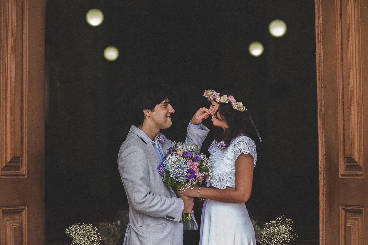 casal na igreja depois da cerimônia. decoração da igreja.