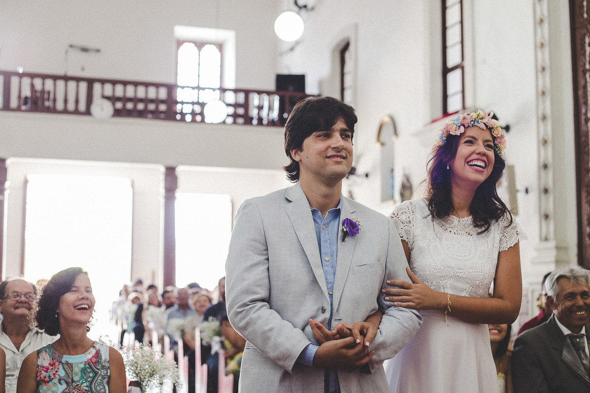 noivos sorrindo na cerimônia de casamento