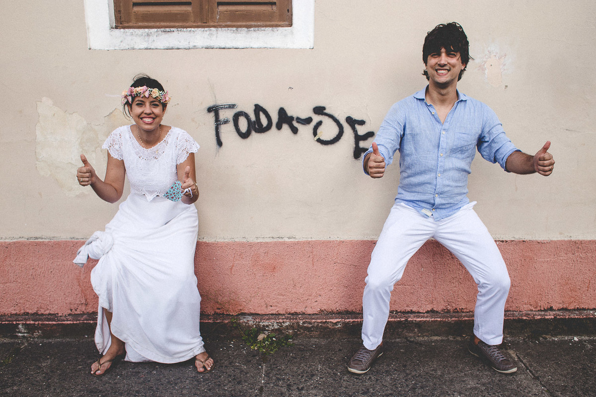 casal no final da festa de casamento ligando o foda-se