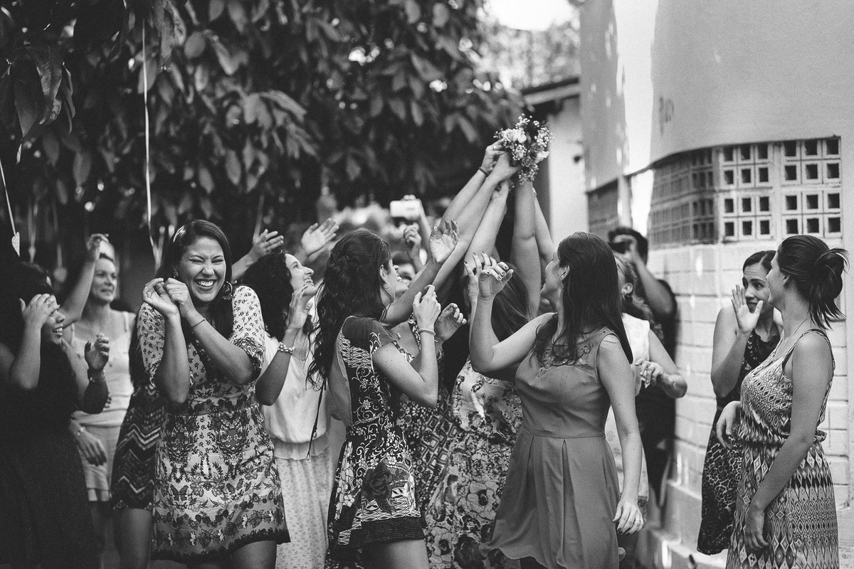 solteiras pegando o buquê