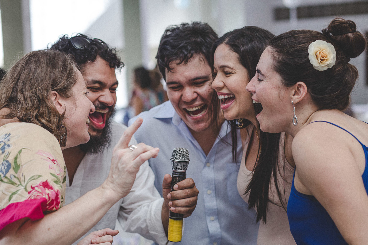 convidados cantando no karaokê