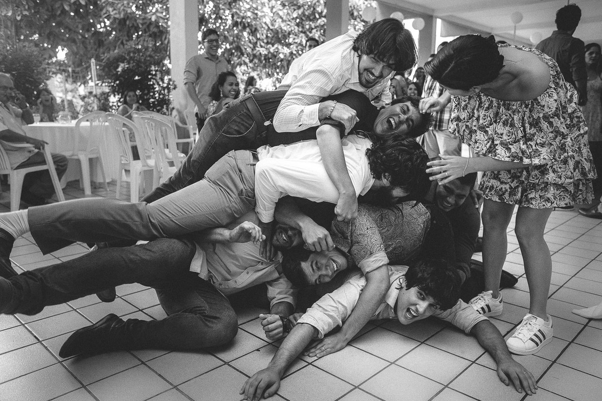 montinho dos amigos no noivo na festa de casamento