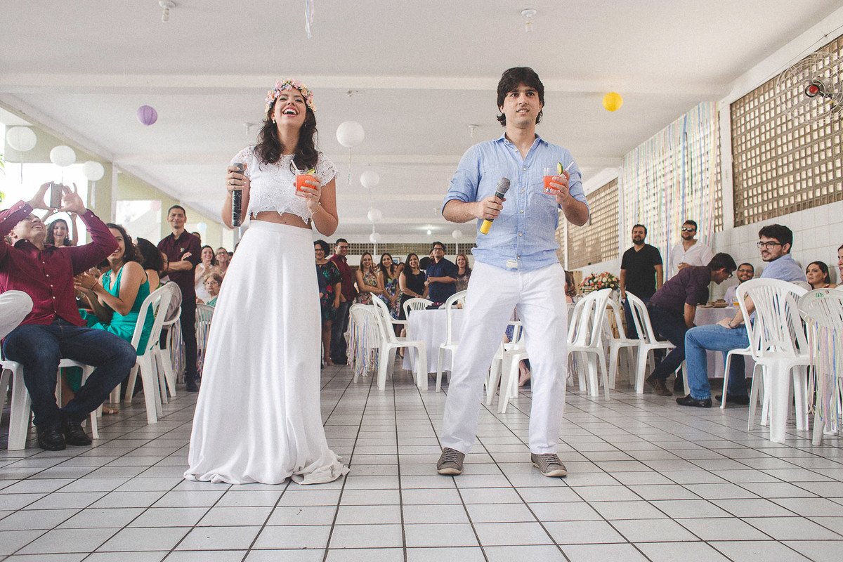 noivos catando no karaokê