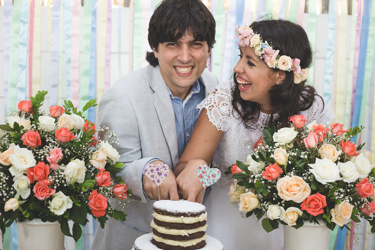 noivos enfiando o dedo no bolo