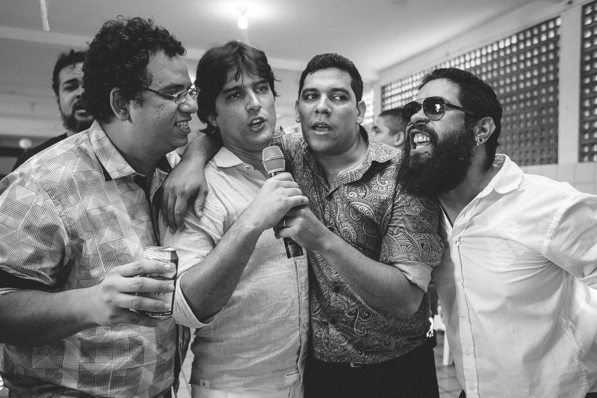 convidados cantando no karaokê