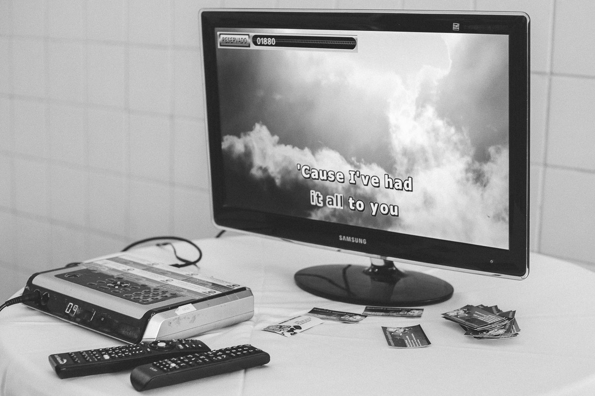 letra da música de abertura na televisão do karaokê