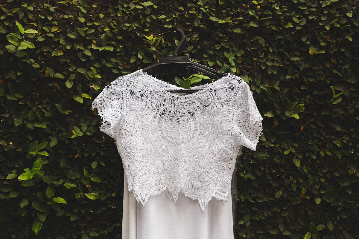 vestido de noiva pendurado em  parede de planta