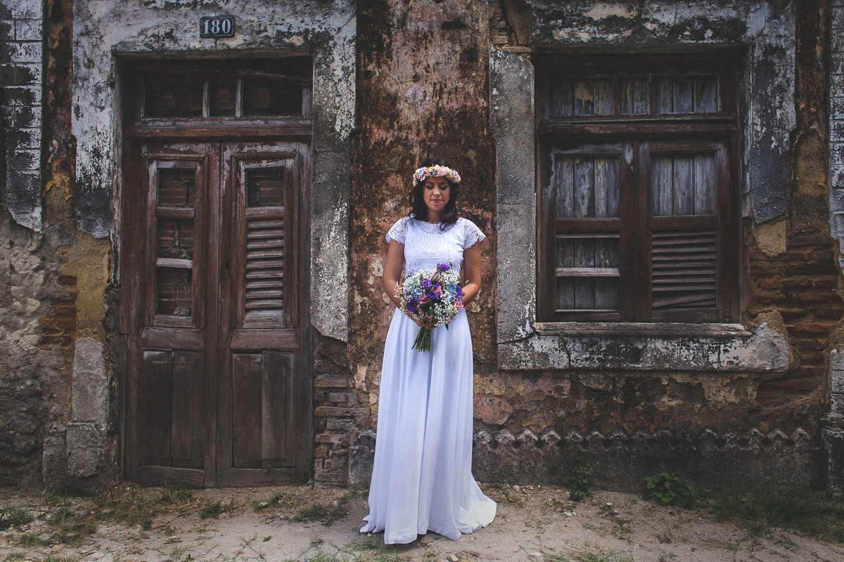 noiva na frente de casa destruída. making of da noiva na cidade de recife pernambuco