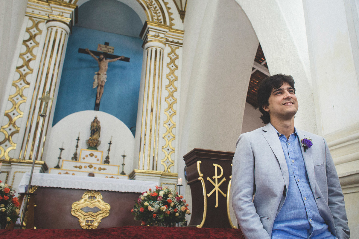 noivo esperando ansioso pela entrada da noiva