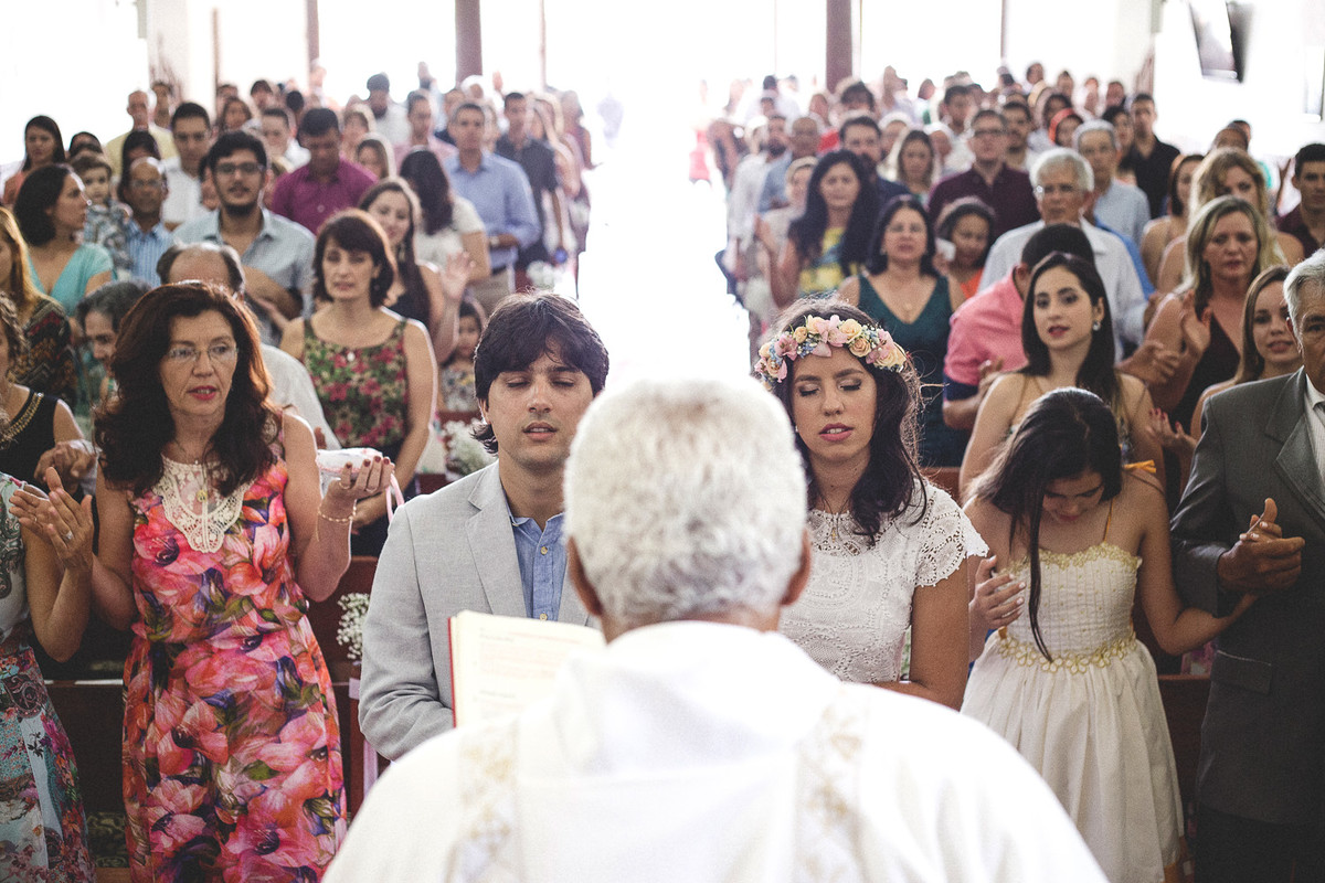 noivos rezando ou orando no altar da igreja