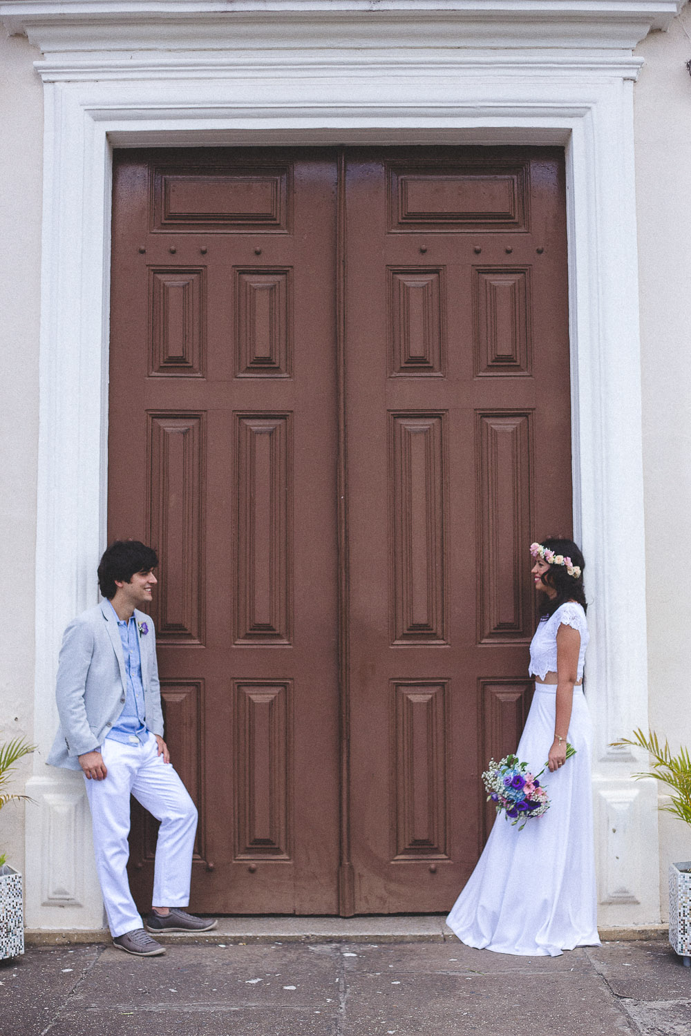 casal se olhando na porta da igreja depois da cerimônia.