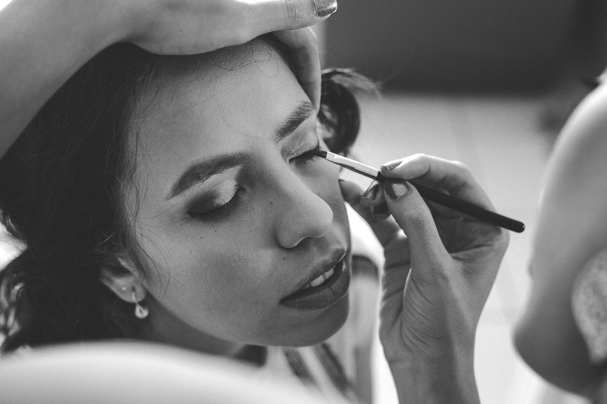 momento em que a noiva está sendo maquiada. Making of da noiva