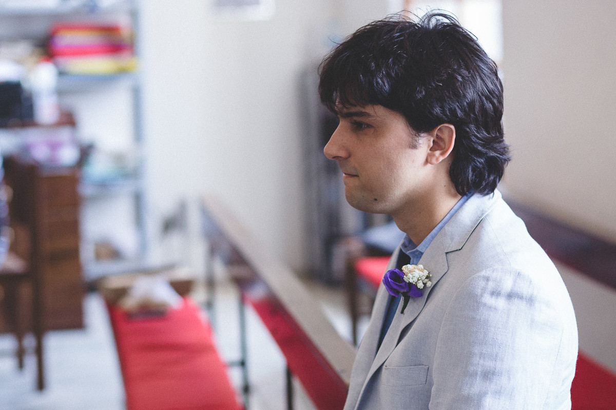 noivo tenso esperando casamento começar