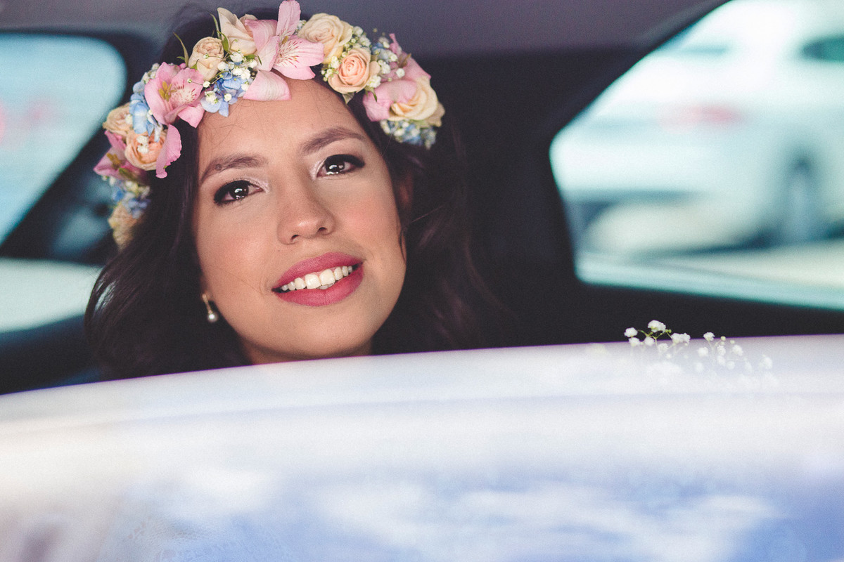 noiva emocionada dentro do carro esperando por sua entrada