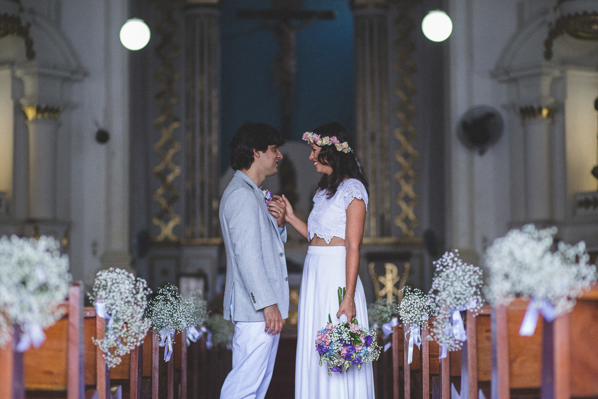 casal na igreja depois da cerimônia. decoração da igreja.