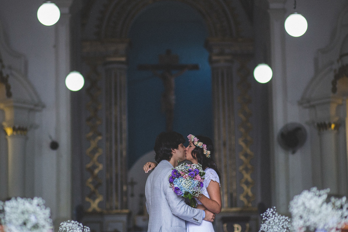 casal na igreja depois da cerimônia. decoração da igreja.