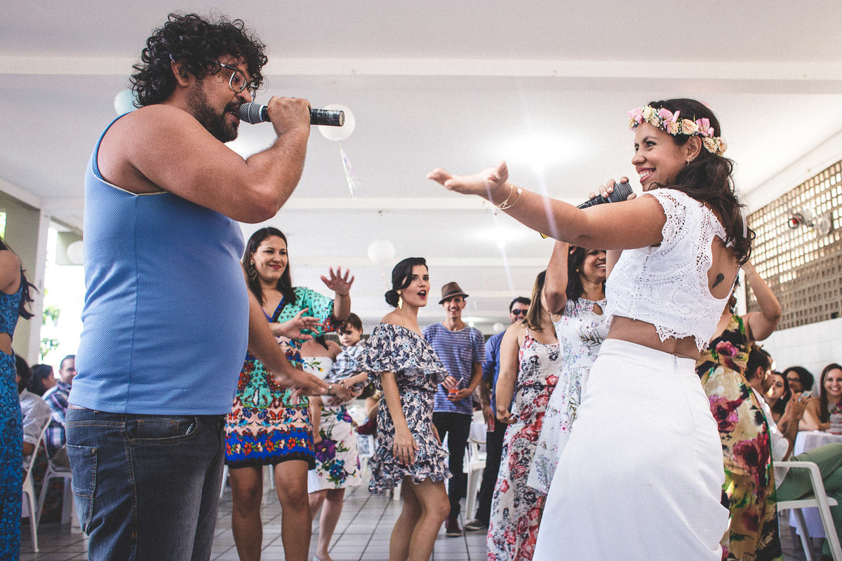 convidados se divertindo na festa de casamento