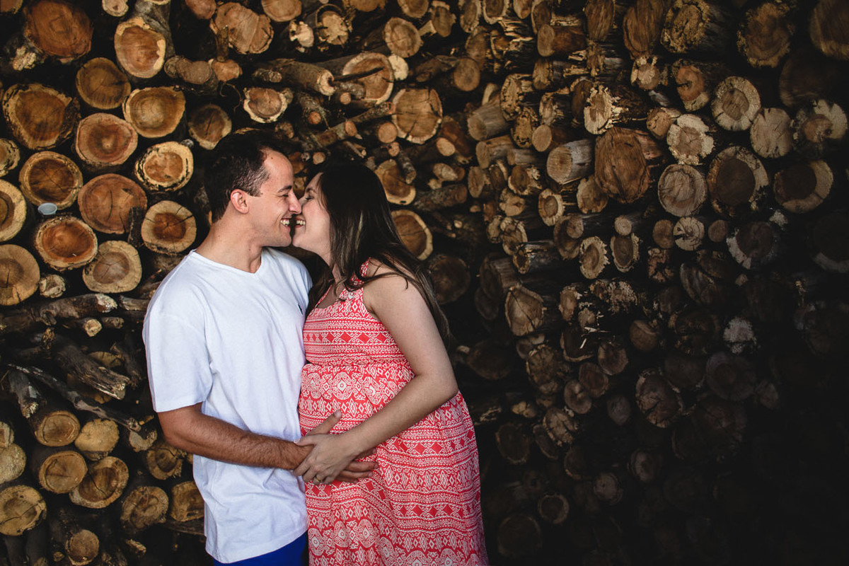 casal se beijando, mulher grávida e marido pegando na barriga.