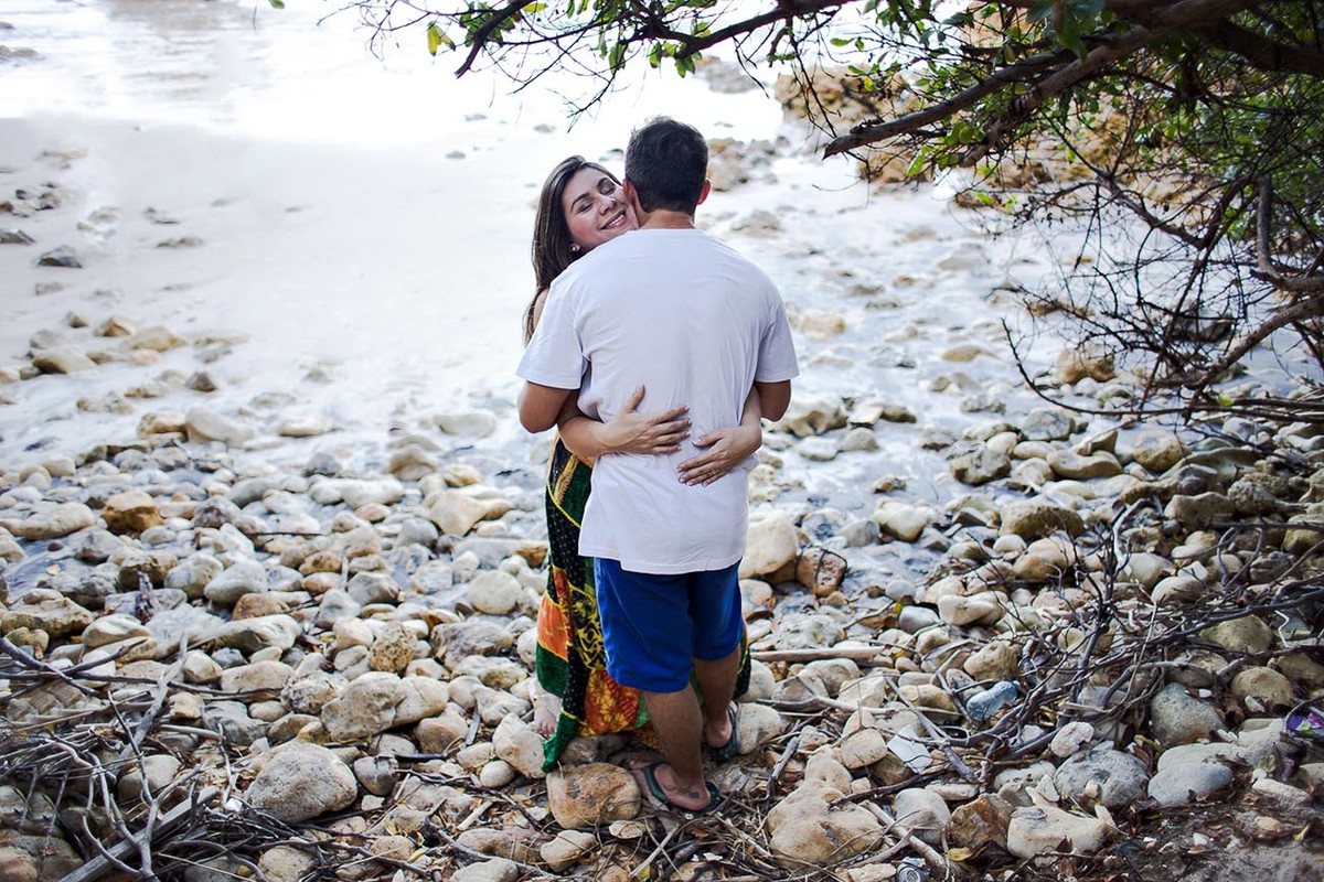 casal se abraçando