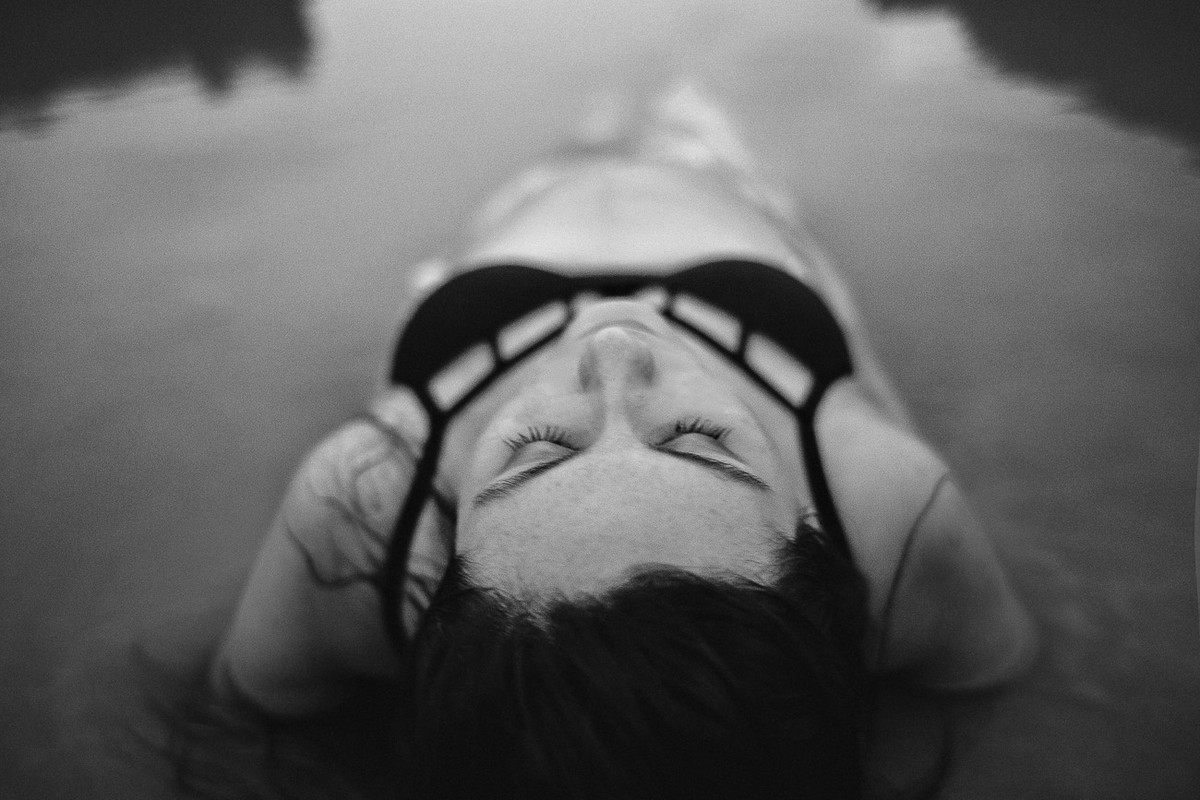 gestante deitada na água