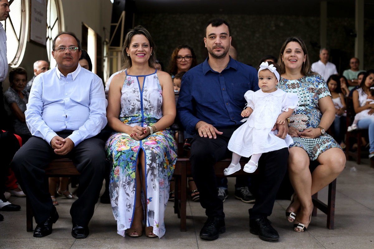 pais e padrinhos no batizado de Maria Eduarda
