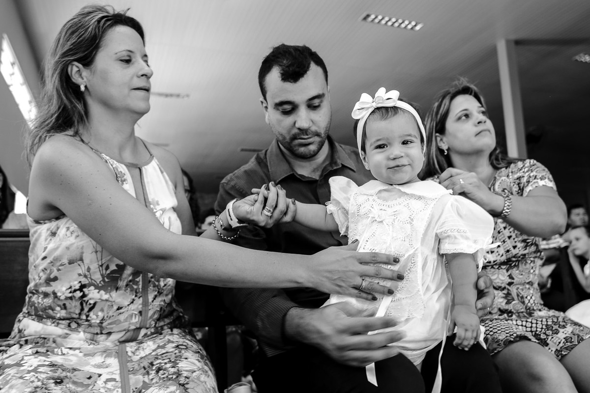 família arrumando roupinha de maria eduarda