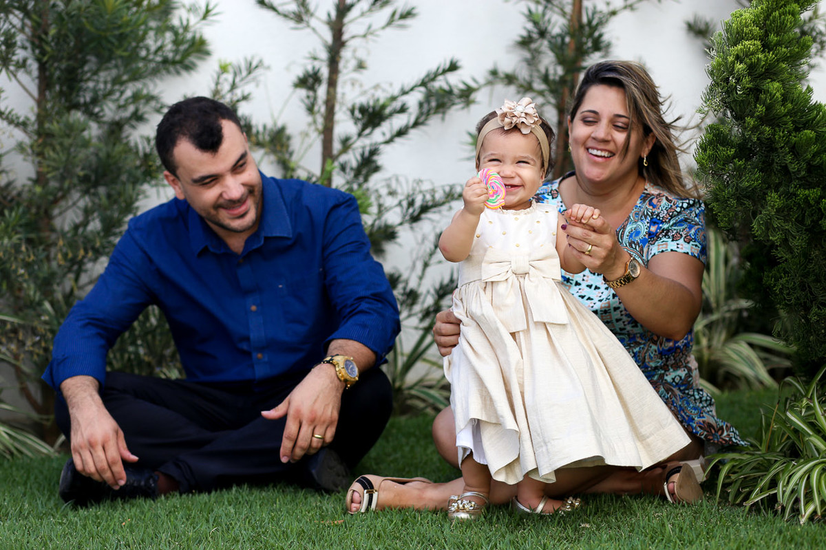 família comemorando 1 ano de aniversário da filha maria eduarda