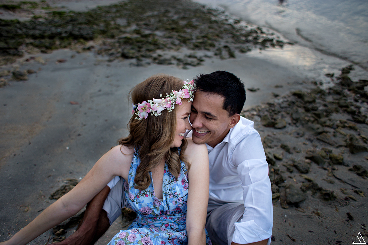 casal namorando na areia da praia