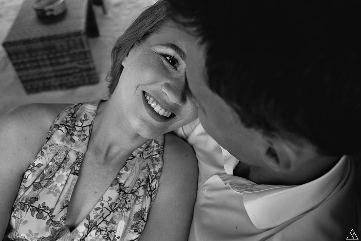 noiva olhando pra o noivo casal na rede ensaio de pre casamento jessica mendes fotografia fotógrafa fotógrafo de casamento