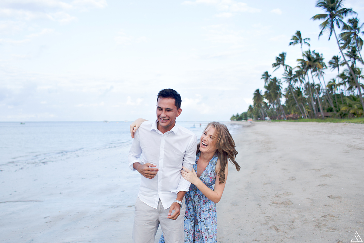 casal sorrindo na praia de carneiros