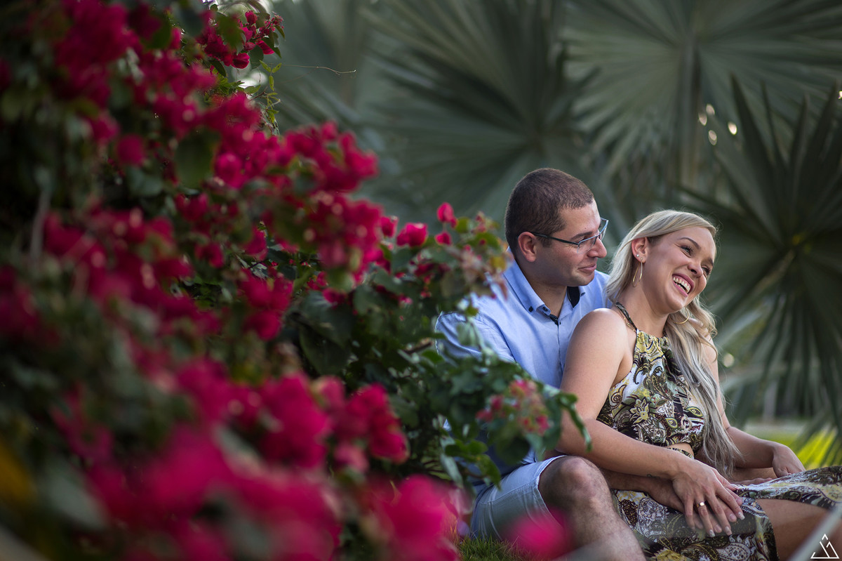 casal sorrindo mayara e sergio ensaio de pré casamento feito na praia de carneiros em pernambuco