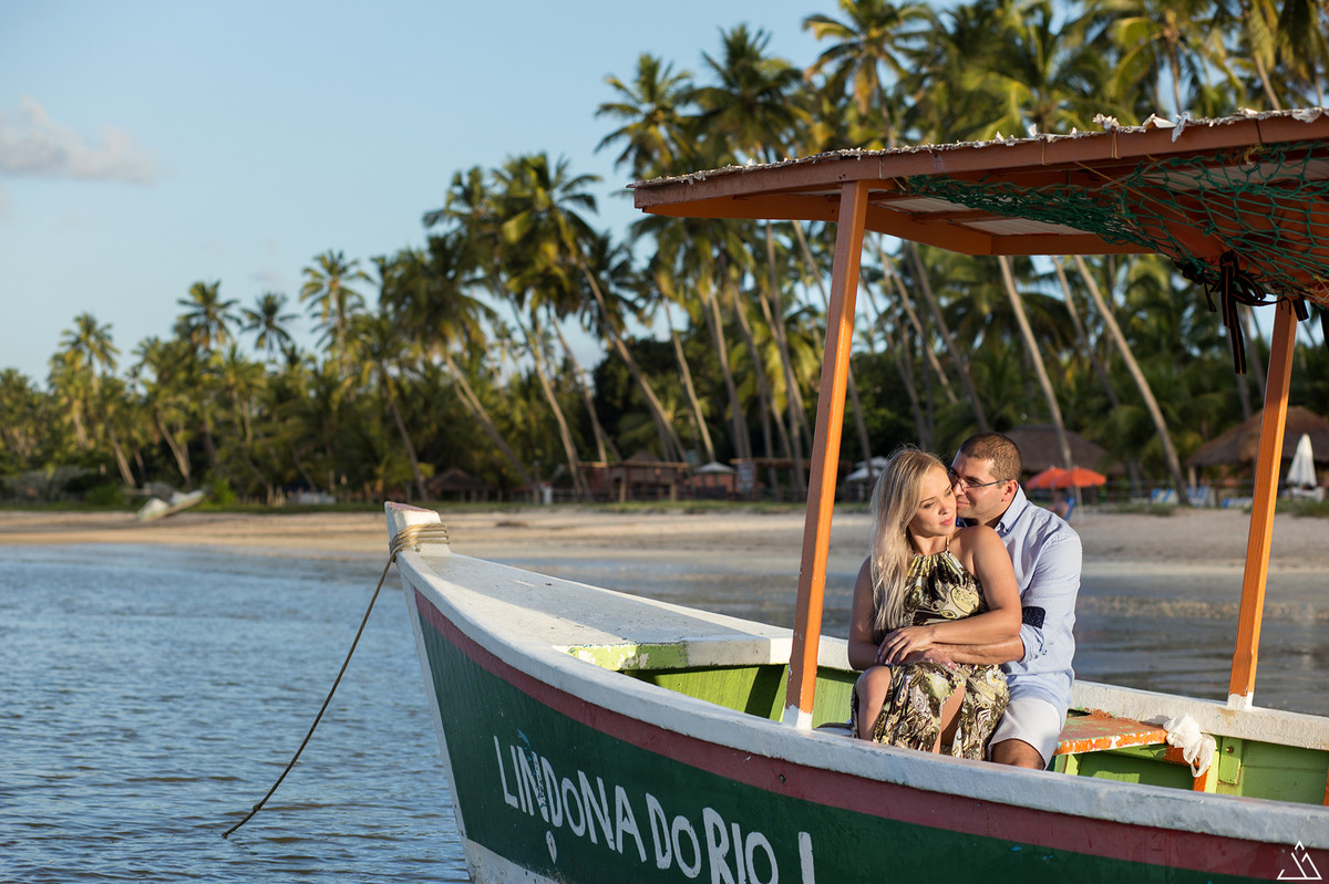 casal sorrindo mayara e sergio ensaio de pré casamento feito na praia de carneiros em pernambuco