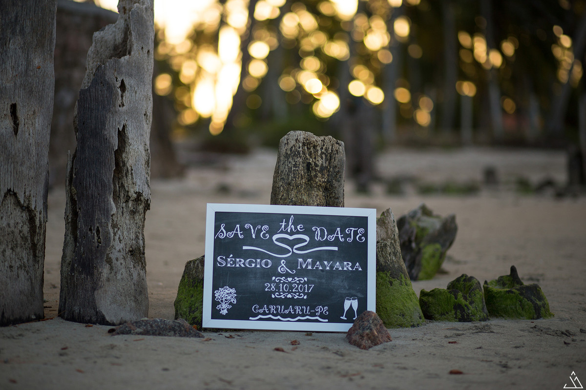 casal sorrindo mayara e sergio ensaio de pré casamento feito na praia de carneiros em pernambuco