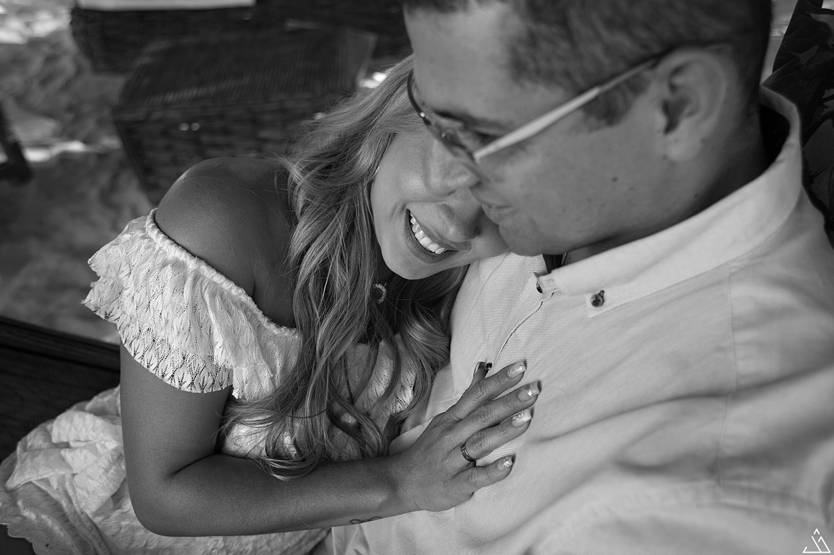 casal sorrindo mayara e sergio ensaio de pré casamento feito na praia de carneiros em pernambuco