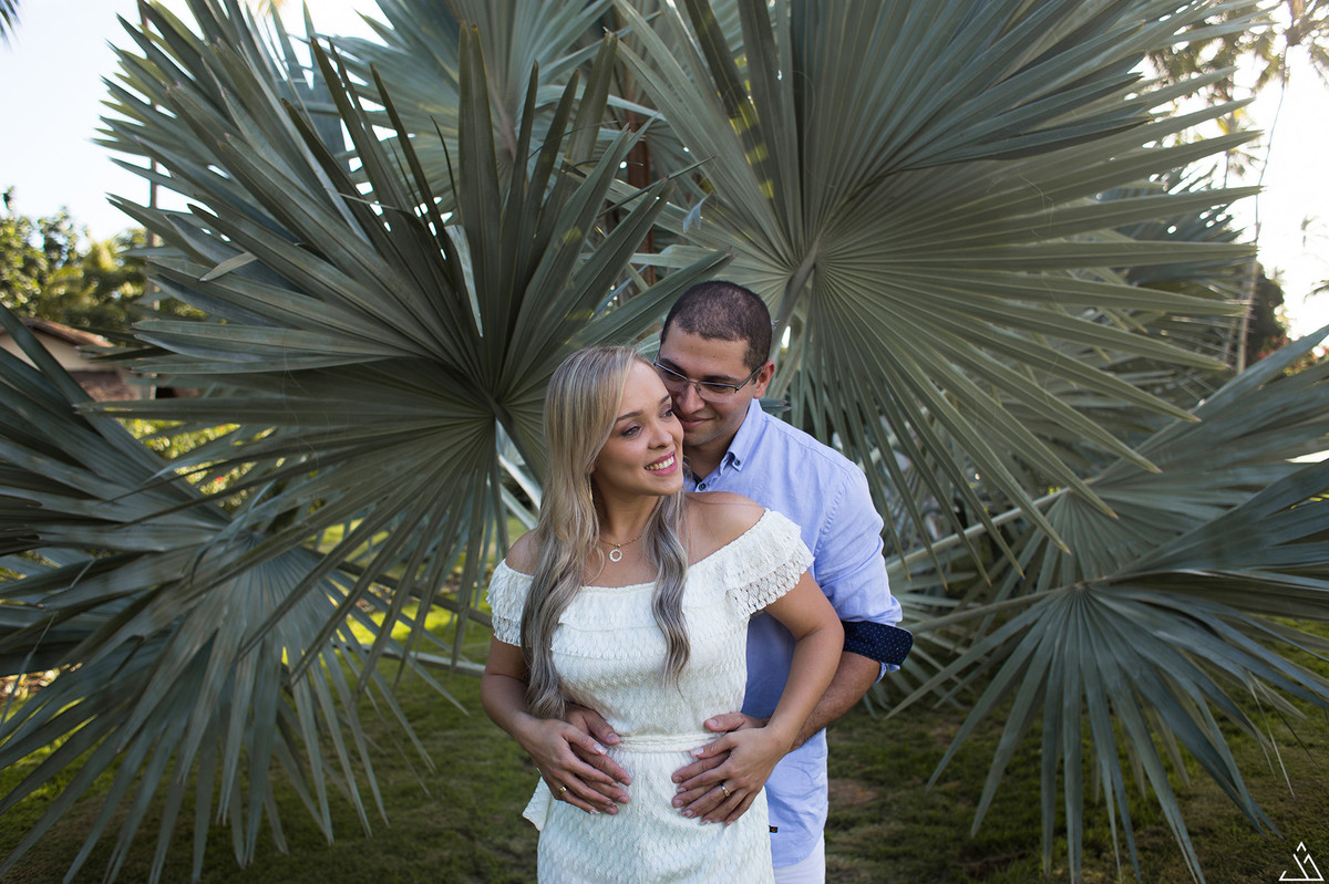 casal sorrindo mayara e sergio ensaio de pré casamento feito na praia de carneiros em pernambuco