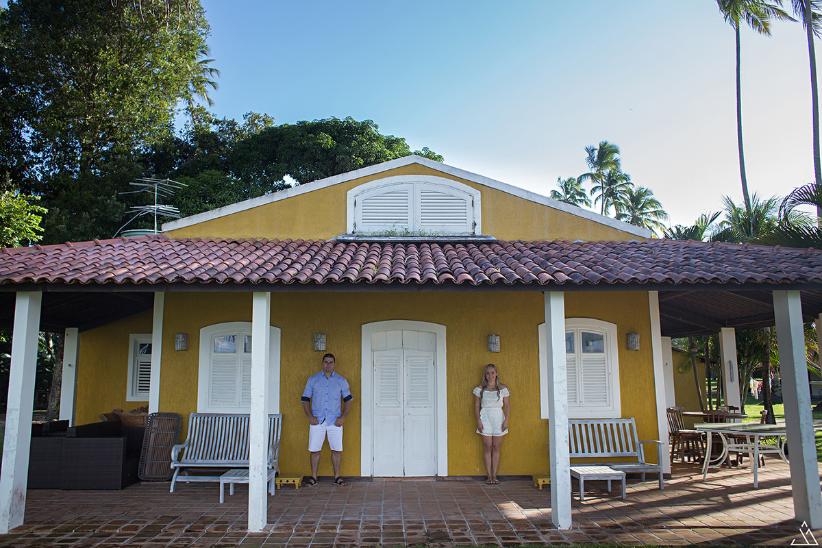 casal sorrindo mayara e sergio ensaio de pré casamento feito na praia de carneiros em pernambuco