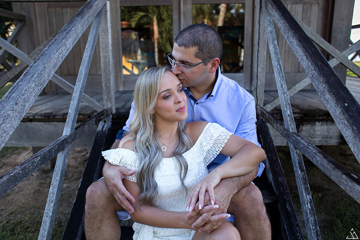 casal sorrindo mayara e sergio ensaio de pré casamento feito na praia de carneiros em pernambuco