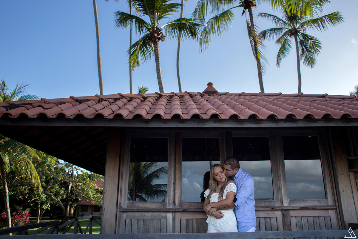 casal sorrindo mayara e sergio ensaio de pré casamento feito na praia de carneiros em pernambuco