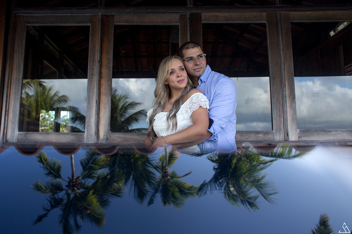 casal sorrindo mayara e sergio ensaio de pré casamento feito na praia de carneiros em pernambuco