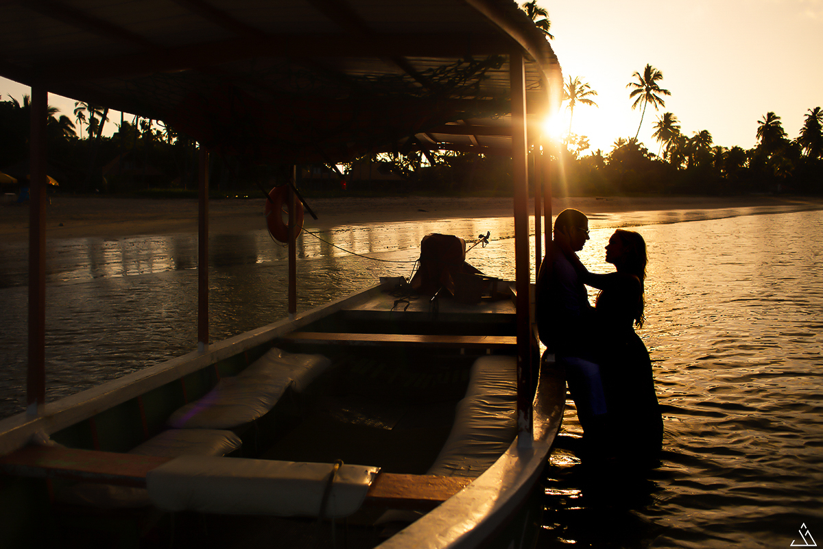 casal sorrindo mayara e sergio ensaio de pré casamento feito na praia de carneiros em pernambuco