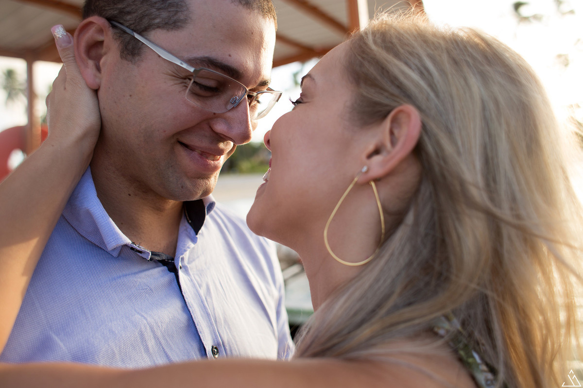 casal sorrindo mayara e sergio ensaio de pré casamento feito na praia de carneiros em pernambuco
