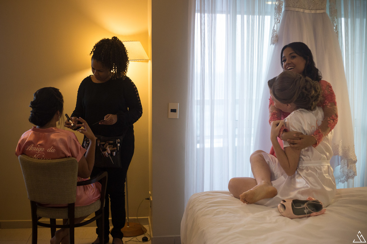 Jessica Mendes fotografia. Noiva e madrinhas. Making of feito no radisson hote na praia de boa viagem em recife.