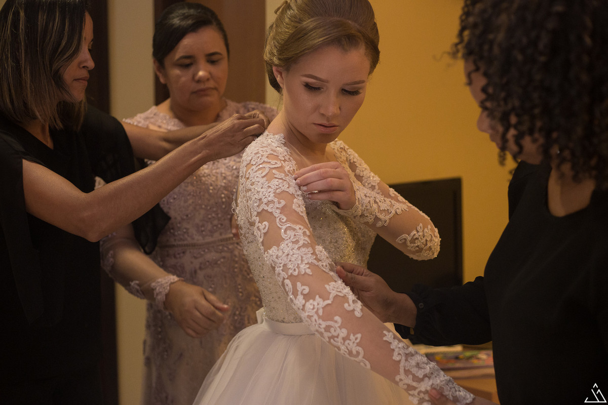 Jessica Mendes fotografia. Noiva e madrinhas. Making of feito no radisson hote na praia de boa viagem em recife.