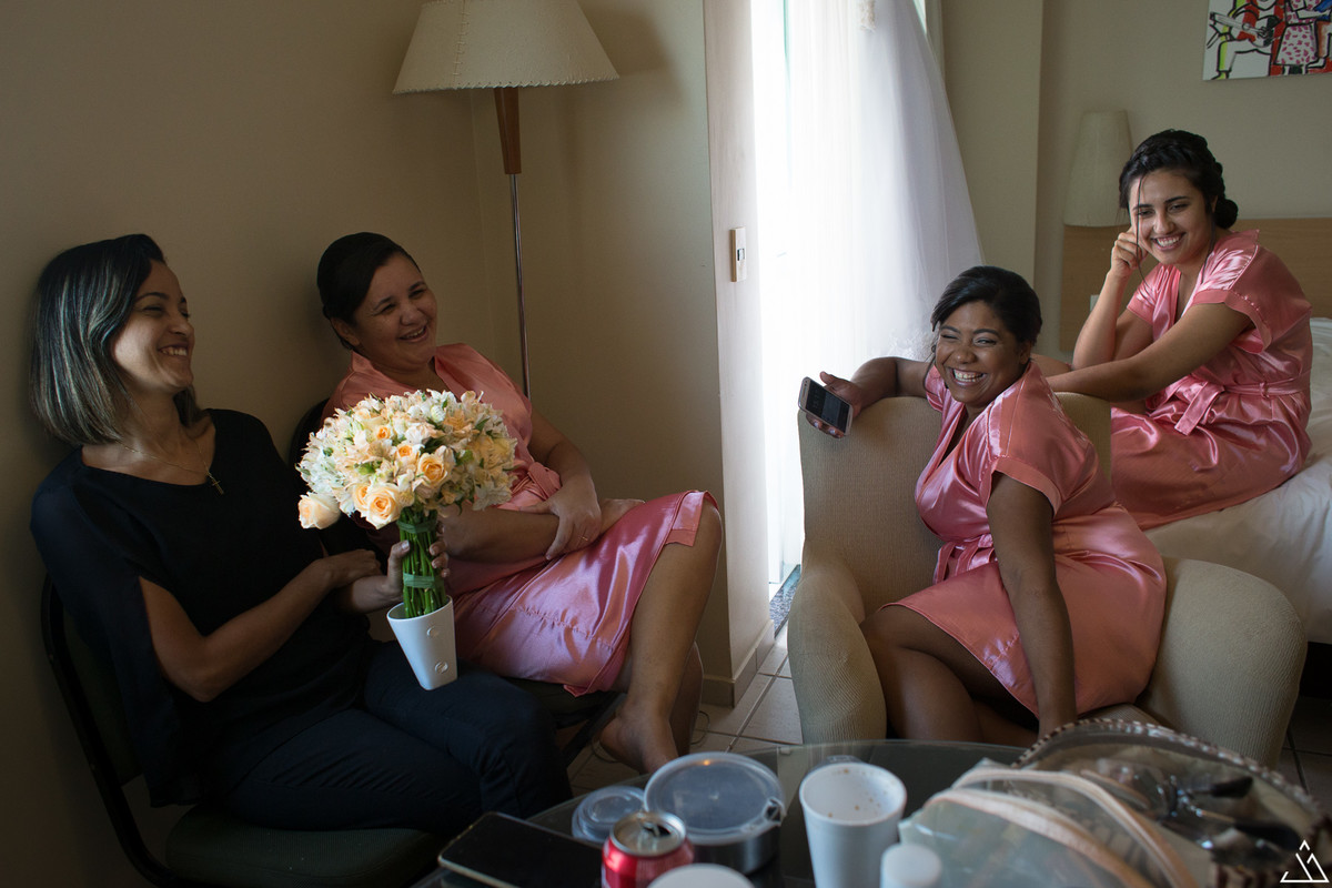 Jessica Mendes fotografia. Noiva e madrinhas. Making of feito no radisson hote na praia de boa viagem em recife.