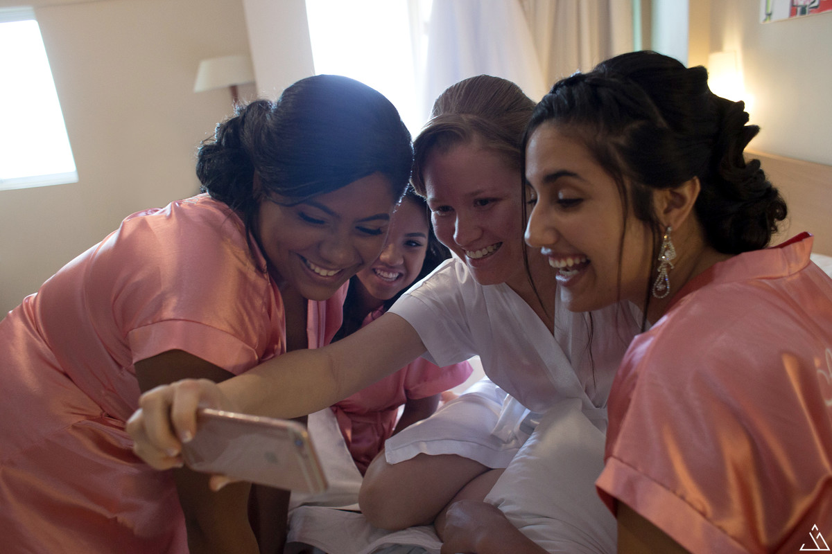 Jessica Mendes fotografia. Noiva e madrinhas. Making of feito no radisson hote na praia de boa viagem em recife.