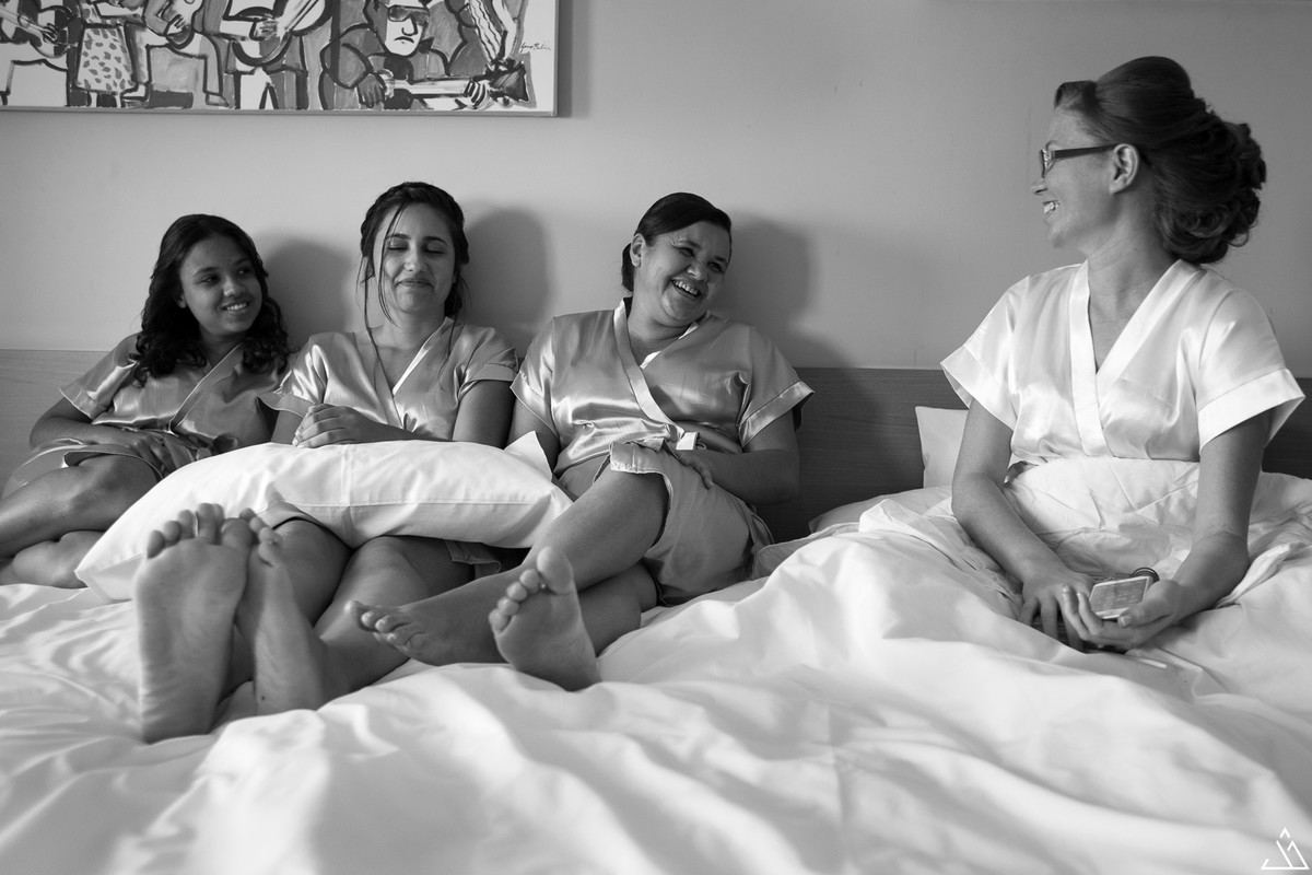 Jessica Mendes fotografia. Noiva e madrinhas. Making of feito no radisson hote na praia de boa viagem em recife.