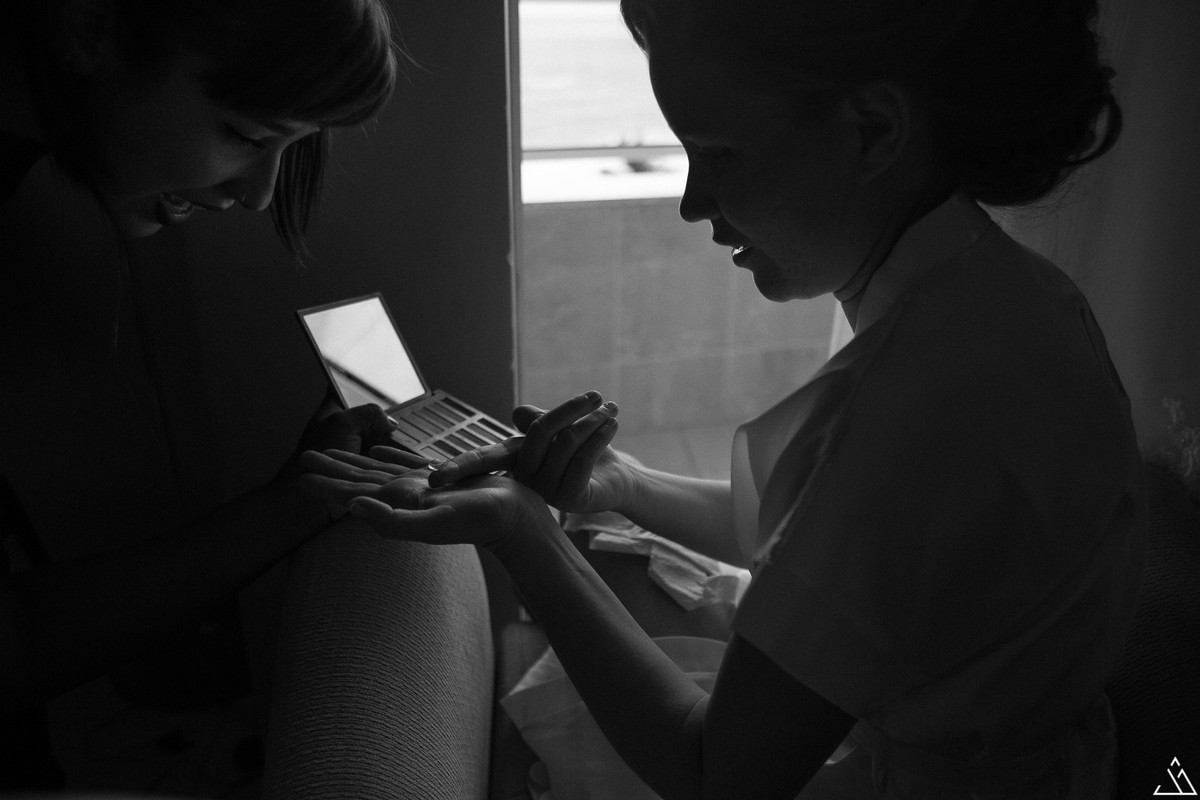 Jessica Mendes fotografia. Noiva colocando lenes de contato. Making of feito no radisson hote na praia de boa viagem em recife.
