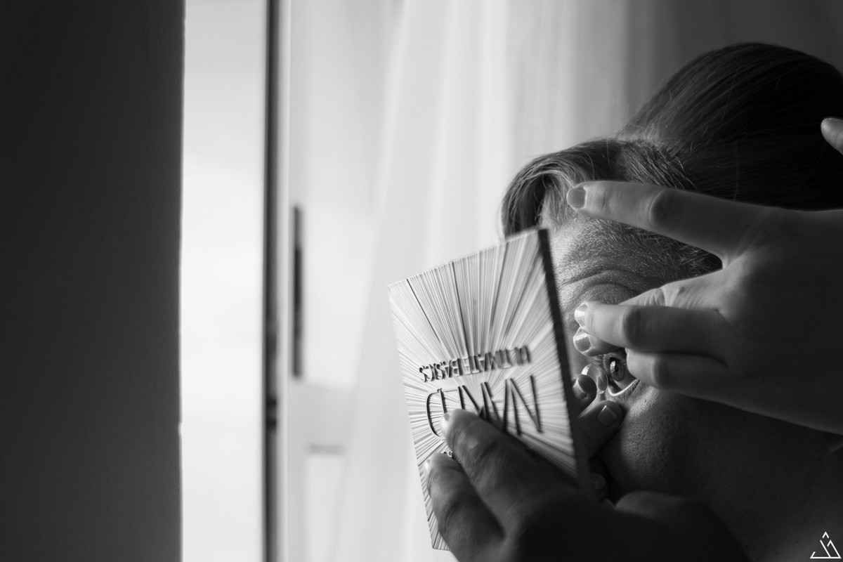 Jessica Mendes fotografia. Noiva colocando lenes de contato. Making of feito no radisson hote na praia de boa viagem em recife.