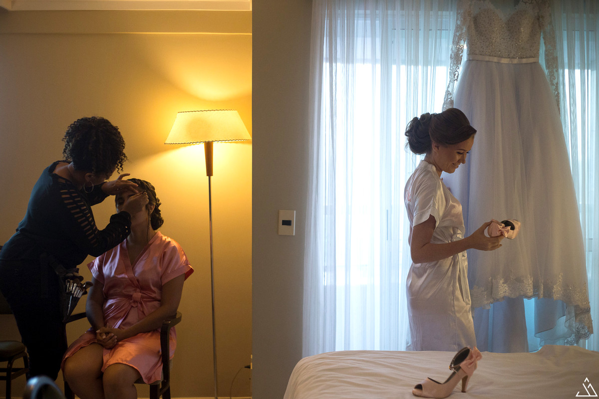 Jessica Mendes fotografia. Noiva olhando sapato. Making of feito no radisson hote na praia de boa viagem em recife.